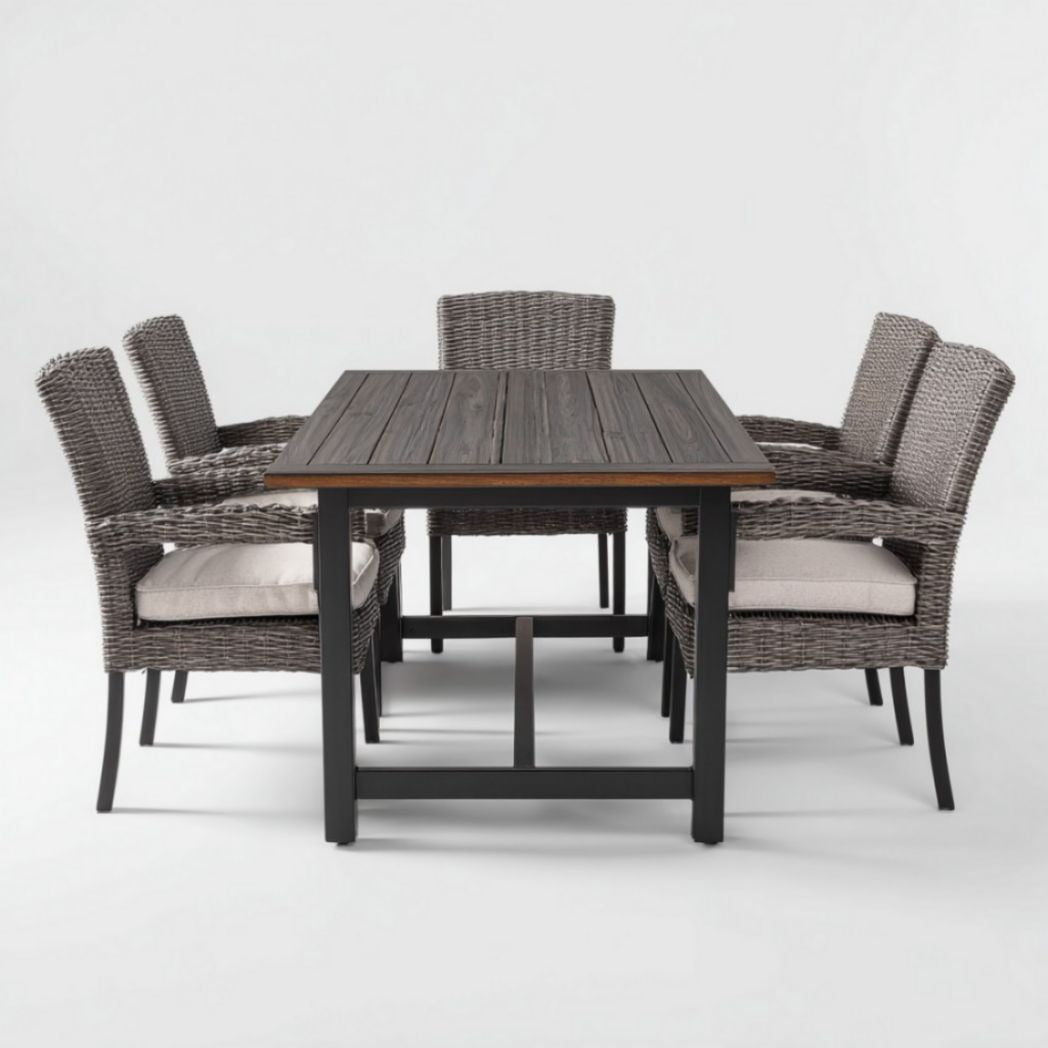 Set da giardino con tavolo rettangolare in legno e quattro sedie in rattan intrecciato